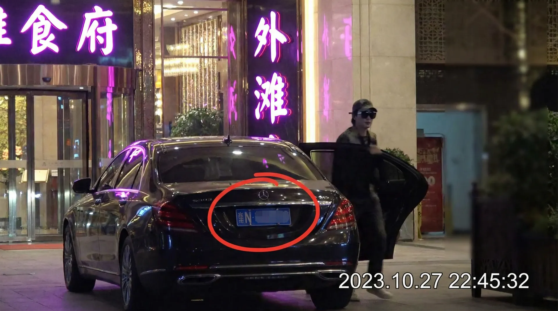 里番动漫官网-在线观看|高清资源|里番动漫平台 - 豪车餐厅外被拍